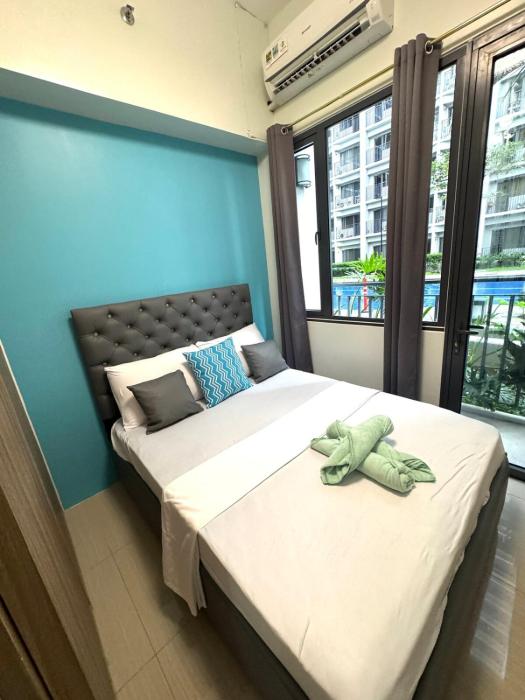 Shore 2 Residences Room 266 POOL SIDE 2 Beds Good for 4 by Prime Stay MOA