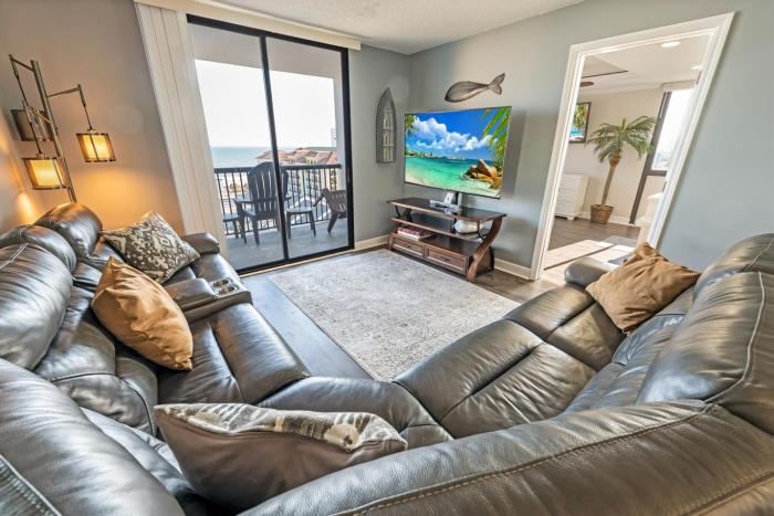 3BR Holiday Towers, Newly Remodeled, Balcony, Pool