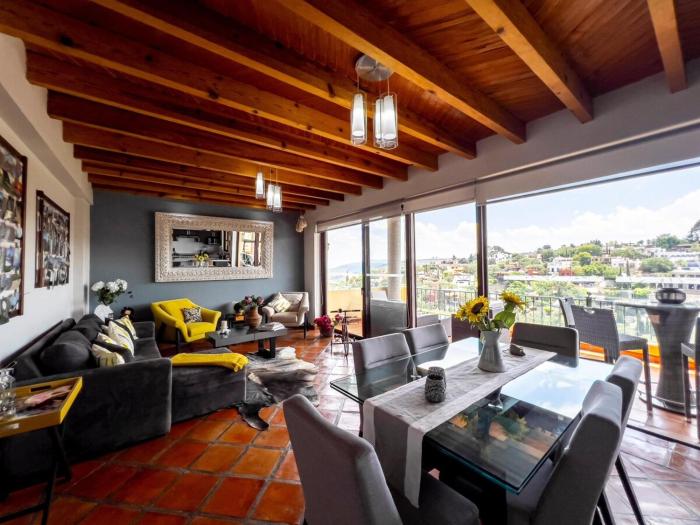 San Miguel Balcony Luxury and Comfort Near Downtown