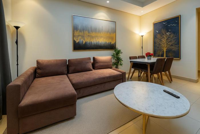 Stylish 1BR Retreat Pool, Gym, Parking