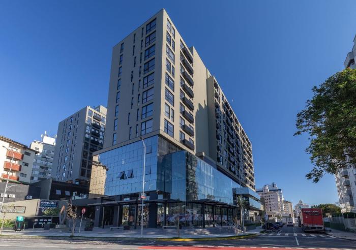 Viva trindade em frente à UFSC, prédio completo com food-hall