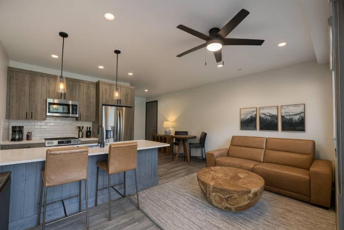 NEW Cozy 1BR Condo w Balcony & Purgatory Views