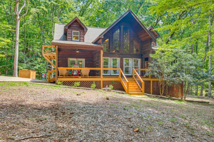 North Georgia Cabin with Hot Tub and Community Perks!