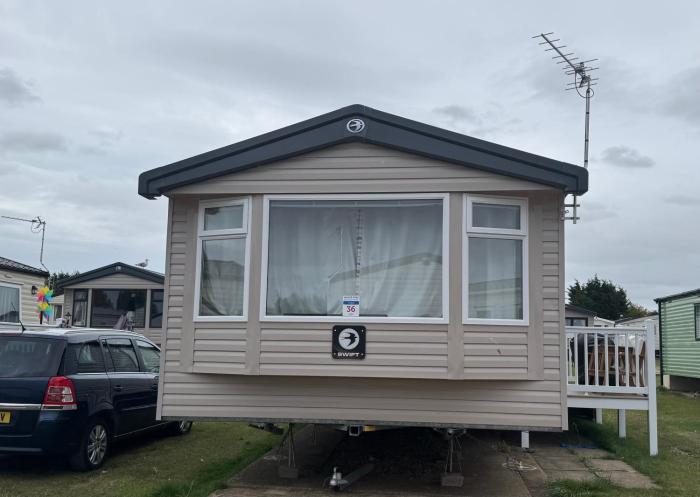 3 bedroom Caravan Manor Park Free WiFi , Linen not included , Pets stay free