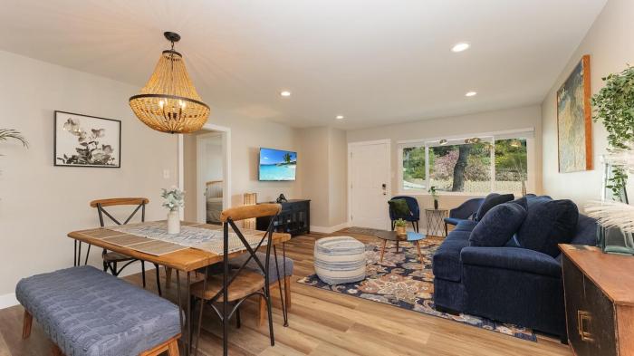 Beach Home in Quiet Neighborhood 5 minutes from the Pier