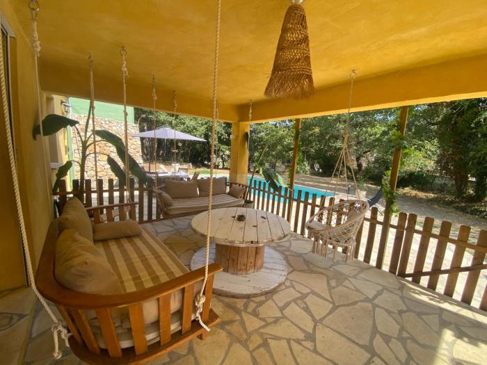 La Cigale- Rez de villa avec piscine