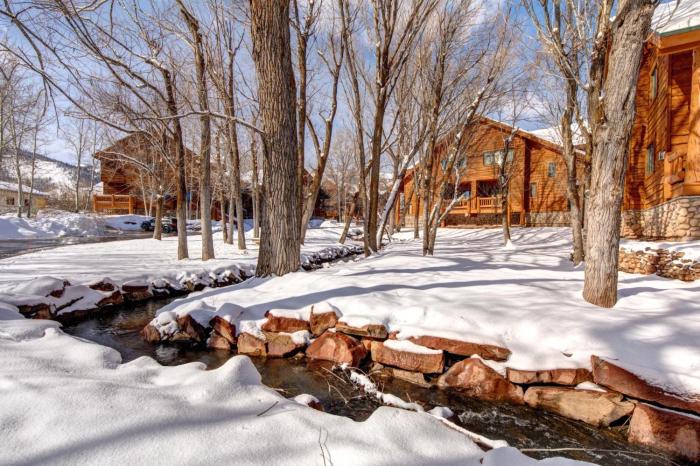 KBM Resorts Timber Wolf Lodge Mountain Elegance with Gas Fireplace Common Hot Tubs Near Canyons Village TWL-5b