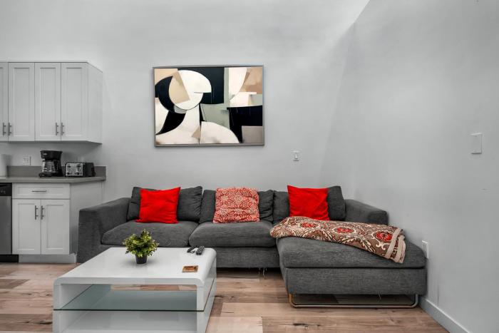 Chic Modern Loft in Hollywood 1 Bedroom with Balcony & Free Secure Parking