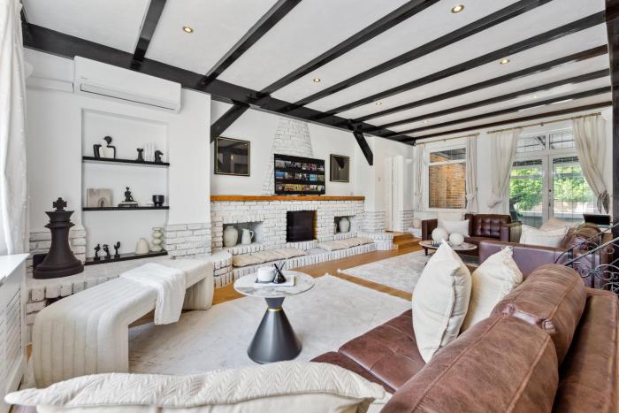 Charming 6-Bedroom House with Fireplace & Optional Hot Tub