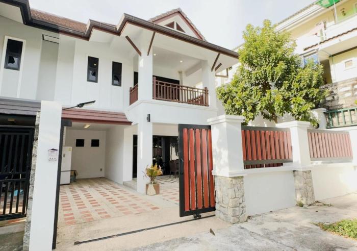 3 Bedroom Renovated Villa 3 minutes to the beach