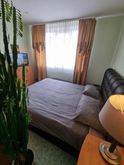 2-room apartment in the house with the SEPARATE ENTRANCE & FREE parking