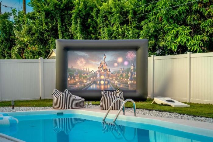 The Beverley Pool Hot Tub Near Clearwater Beach