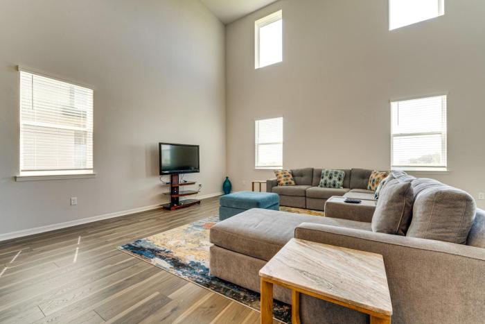 Pool Access Family Gem with Views in St Cloud!