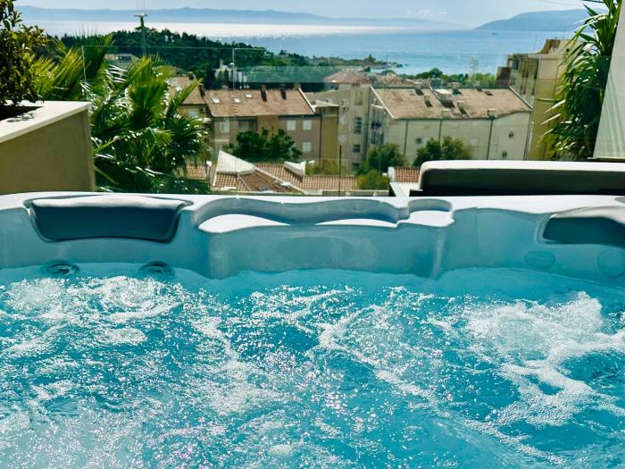 Luxury Adria Sea City & Whirpool, Mountain View Apartment