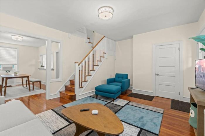 Chestnut Hill 2BR Easy Parking