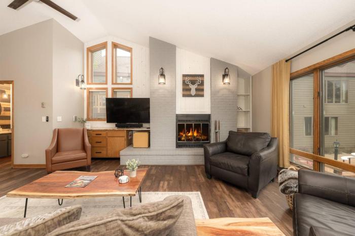 Bright & Spacious Mtn Retreat