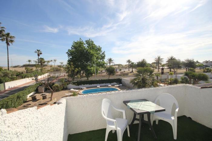 Beachside villa, kids and dog welcome, pool , garden fun and spacious terrace