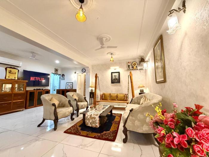 3 BR Bordermans Retreat in Center with Cook by Palm Leisure