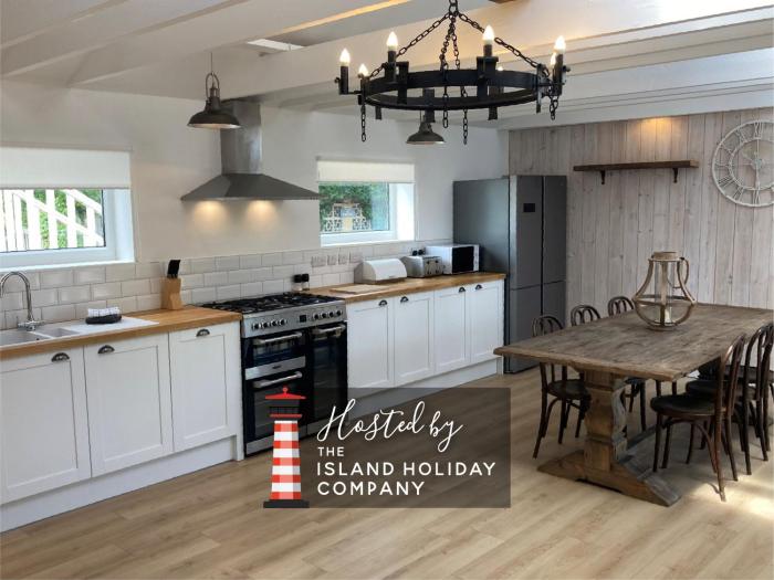 The Gate-Stunning Garden Apartment in Freshwater Bay