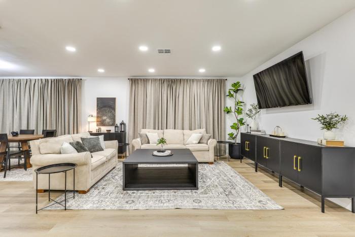 Walk to City Center Modern Coral Springs Getaway