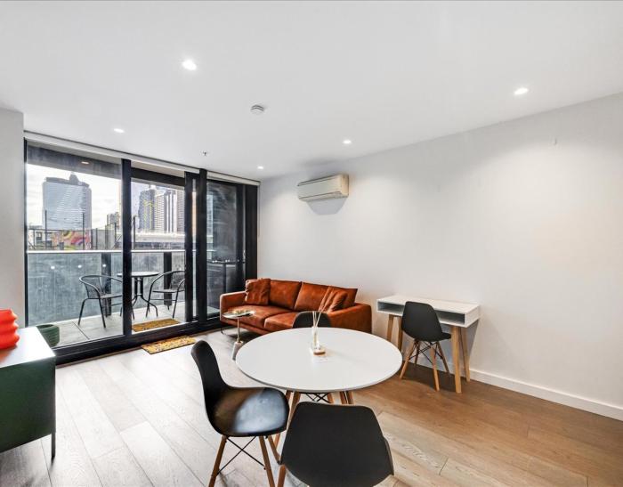 City Vibes With City Views - Pool, Gym, Yoga - Super Central