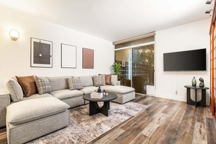 Spacious 2 Bedroom Condo in DTLA, Large Private Patio, Pets Welcomed