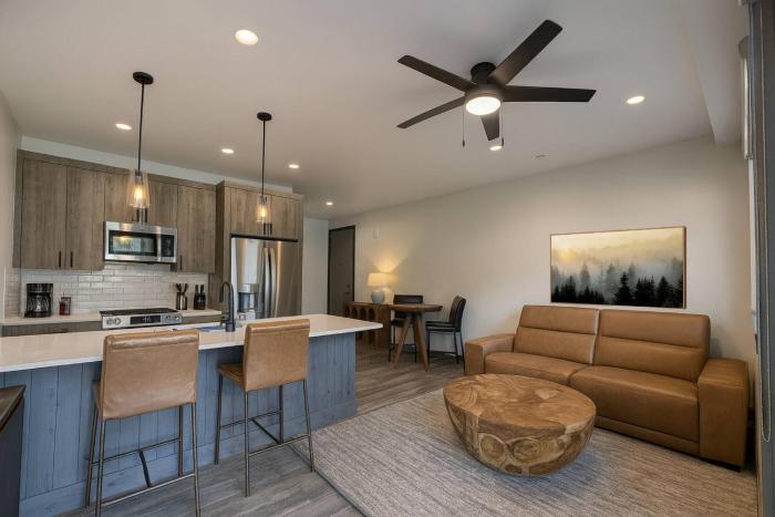 NEW Cozy 1BR Condo w Balcony & Purgatory Views