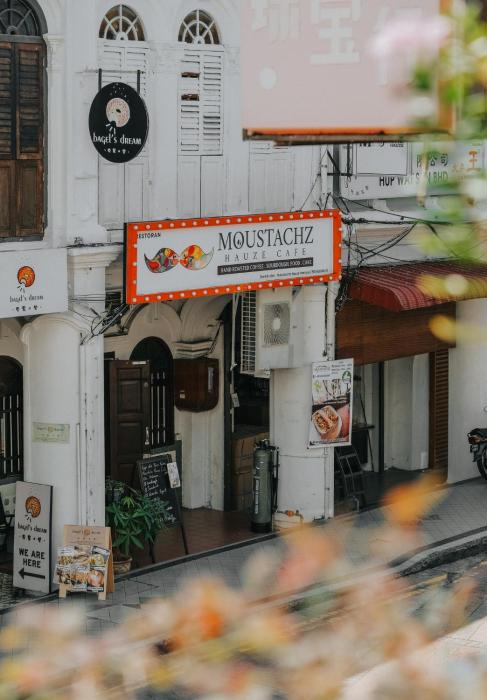 Moustachz Hauze , Georgetown