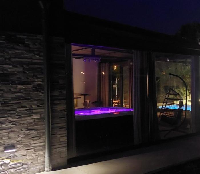 Casa di Ljubica - Private paradise in Pula - Luxury and romance for couples, jacuzzi, massage, pool, bbq and fenced yard