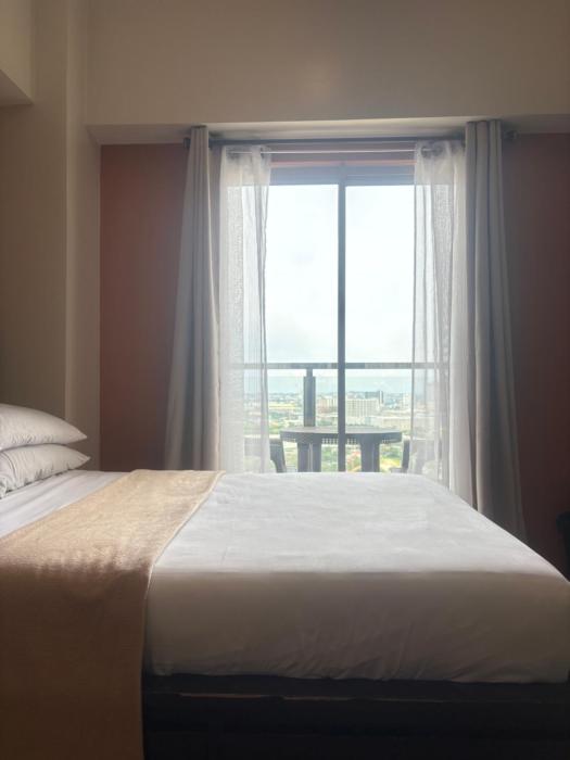 Condo with Balcony - MIGAs Haven at Sunvida Tower