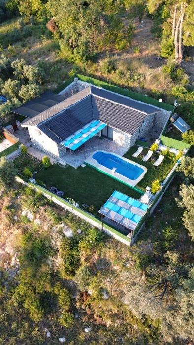 havuzlu taş yapı kiralık villa