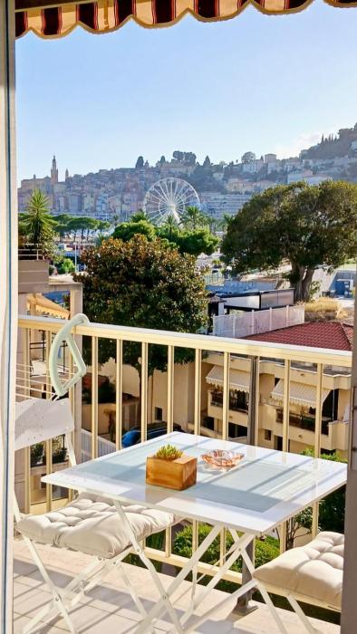 MENTON BORD DE MER Studio calme avec balcon, Ascenseur, Climatisation, Ideal location quiet near sea, balcony, elevator, AC