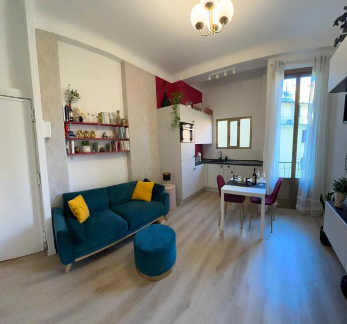 Charming apartment in Isola near the metro!