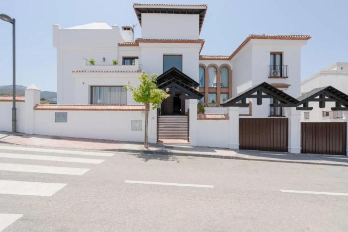 Spacious Villa in Granada with Private Pool and Jacuzzi