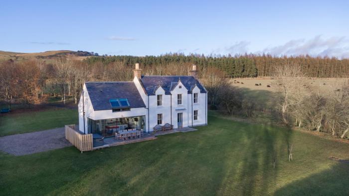 Greenmyre Farmhouse with Hot Tub