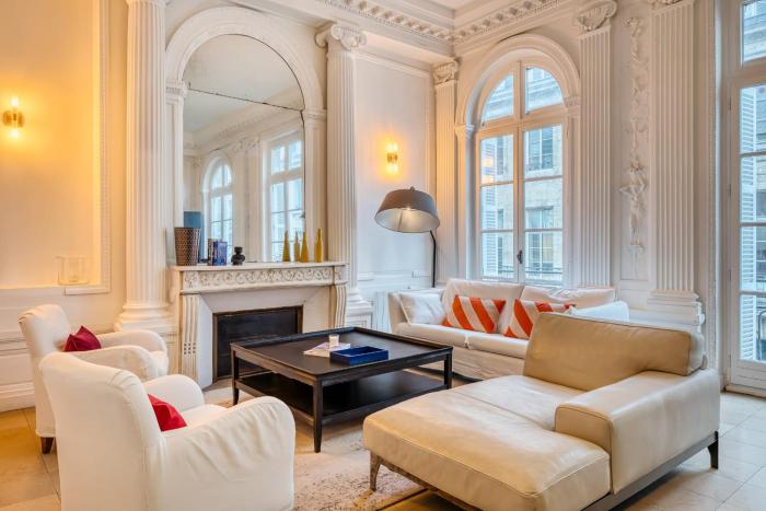 Le Jeanne dArc magnifique F3 de style haussmannien !