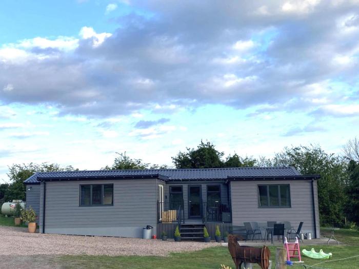 POPPY LUXURY LODGE Sleeps 8 at Fairview Farm, Ravenshead, Nottingham Near Sherwood Forest, Dog Friendly, Farm Stay great for wedding groups, families, Hen Dos, friends gatherings with amazing views