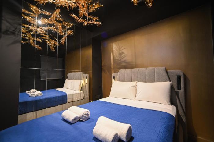 Tsakalof 17 Black Suite by Zeus Suites