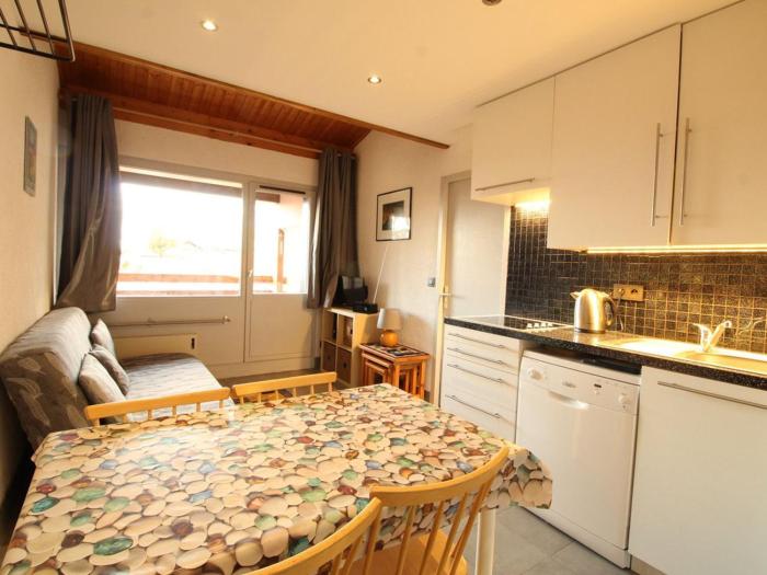 Appartement rénové 2 pièces, 6 personnes, pied des pistes, proche commerces et services, parking inclus - FR-1-572-132