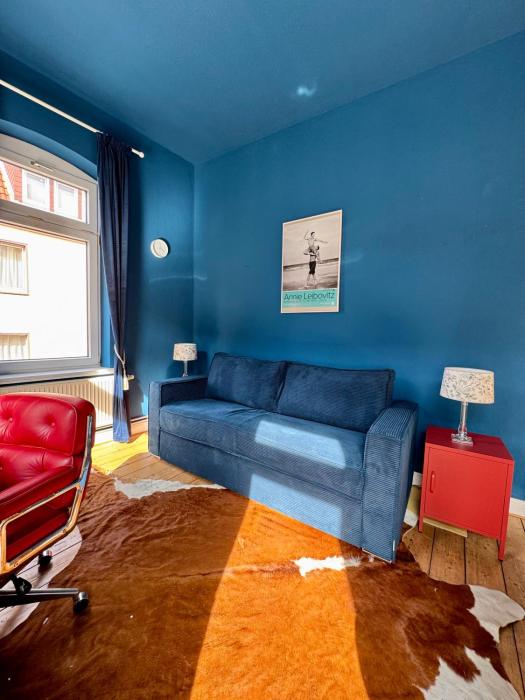 CLS Große City Altbau Wohnung für 4 Personen mit XXL Dusche, neues Bad, Dielen, Schlafsofa 160x200 mit 20cm Matratze, Smart TV & schnellem WLAN in Hildesheim Ost, Nespresso Maschine inklusive Kapseln, Nähe HAWK, Uni, Bosch, Ostbahnhof, A7