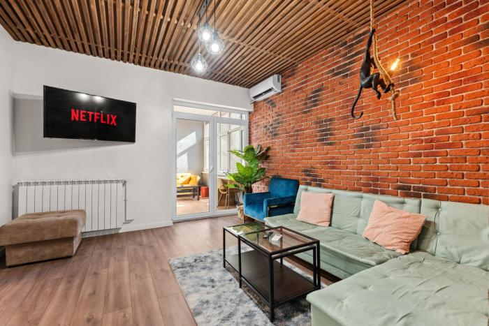 Monkeys Den Ultra-central