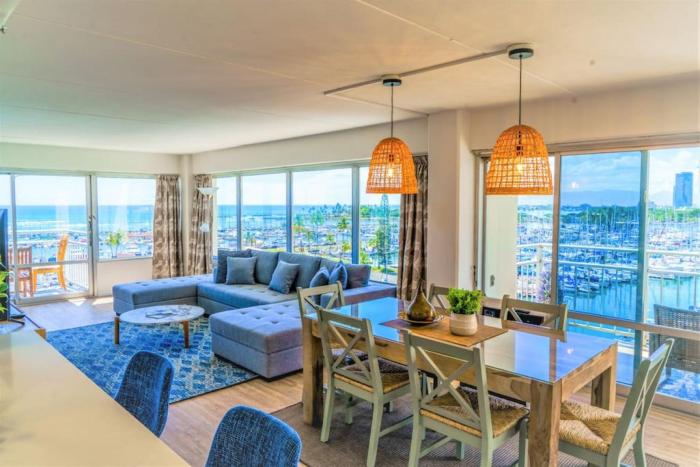 643- Beachfront Condo- Ilikai Collection 11- Sleeps 6.