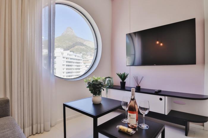 Stylish Sea Point Retreat With Iconic Lions Head View