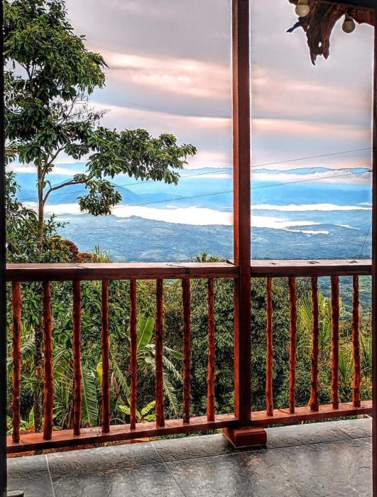 Country cabin with panoramic view among clouds Támesis - cabaña refugio entre nubes