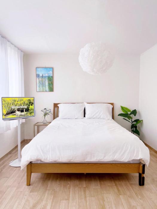 Hongdae Area Stay with Free Luggage Storage and Airport Bus Access