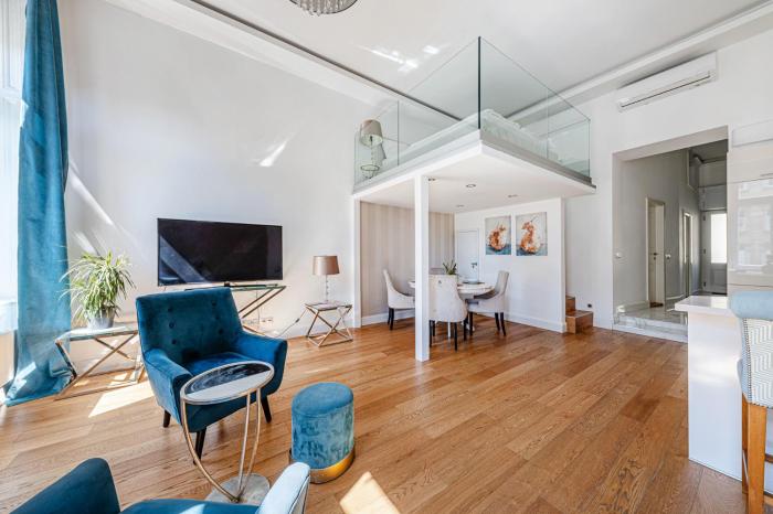 Margaret Bridge Residence AC Bathtub