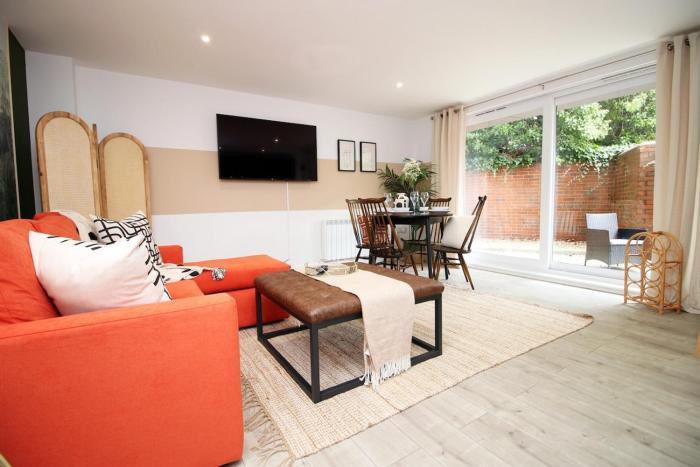 MODERN BOURNEMOUTH BEACH APARTMENT- SLEEPS 6 - PRIVATE GARDEN, ULTRAFAST Wifi, PRIVATE PARKING SPACE, FLAT SCREEN TV, 1 MINUTE WALK FROM BARS & RESTUARANTS
