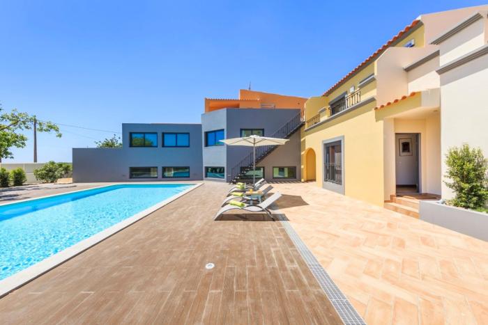 Spacious house with sea view in Quelfes, shared pool