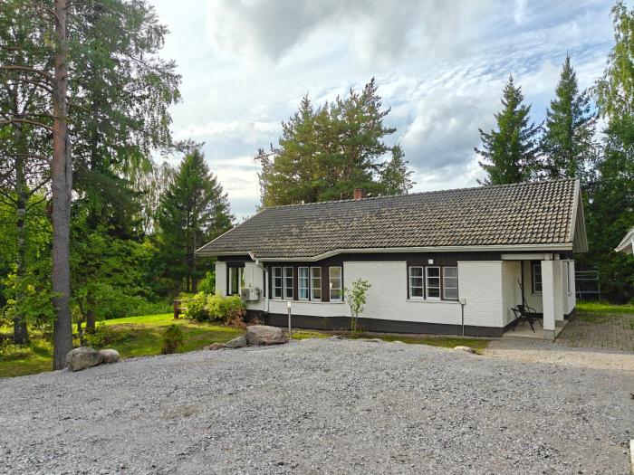 Kodikas talo lammen rannalla