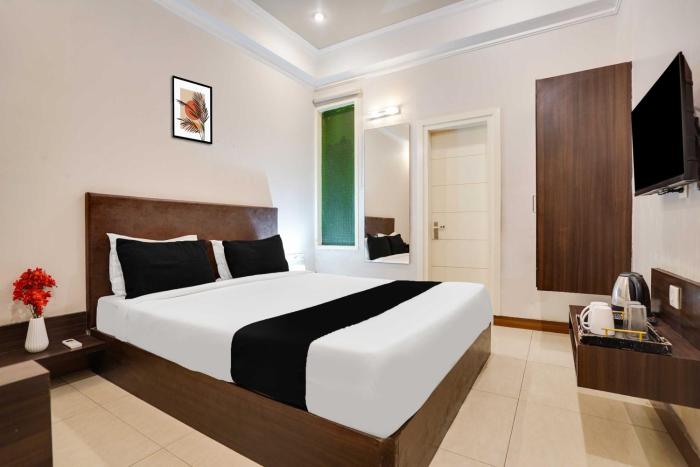 Townhouse Oak New Aatish Market Metro Station
